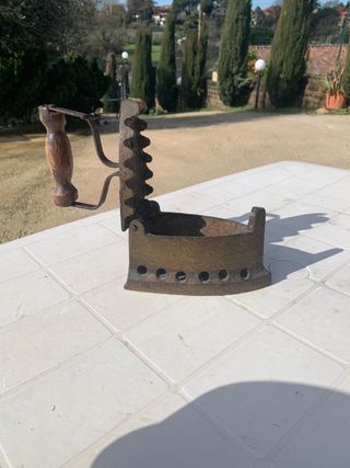 Ferro da stiro antico in ghisa