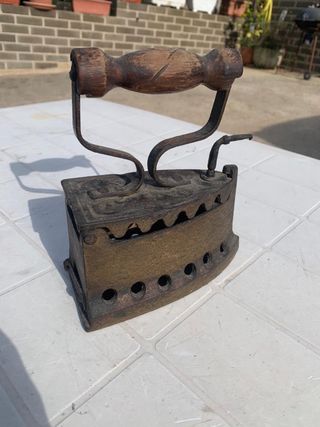 Ferro da stiro antico in ghisa