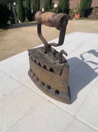 Ferro da stiro antico in ghisa