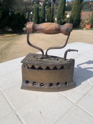 Ferro da stiro antico in ghisa