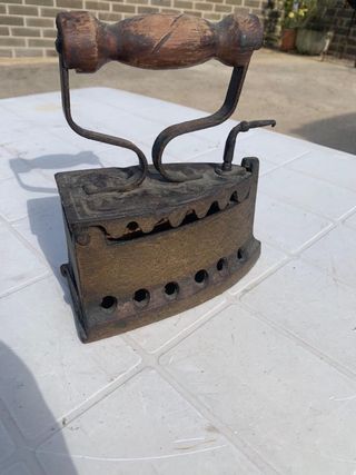 Ferro da stiro antico in ghisa