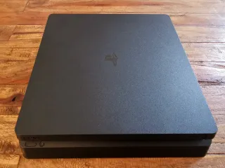 PS4 Slim 1TB + 2 mandos + caja – Muy buen estado