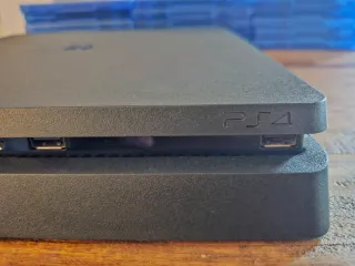 PS4 Slim 1TB + 2 mandos + caja – Muy buen estado