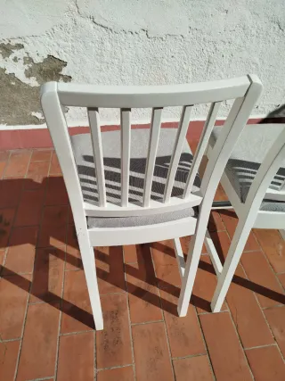 Sillas de comedor blancas y grises
