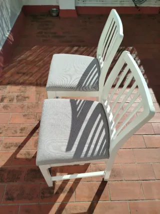 Sillas de comedor blancas y grises