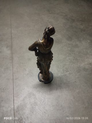 Estatua de bronce mujer con corona