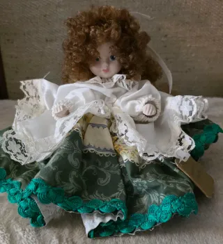 Bambola in porcellana con vestito