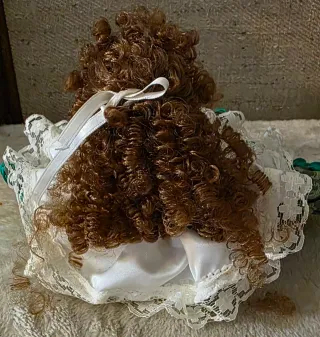 Bambola in porcellana con vestito