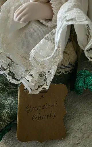 Bambola in porcellana con vestito