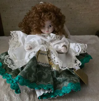 Bambola in porcellana con vestito