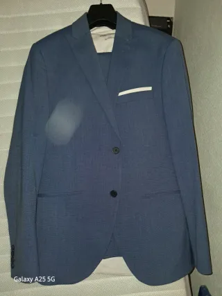 Traje chico joven graduación color azul de zara