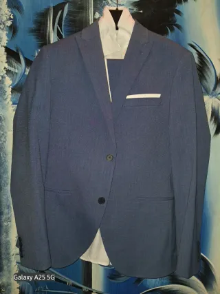 Traje chico joven graduación color azul de zara