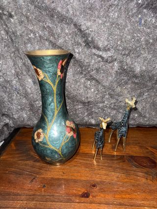 Jarrón de metal con flores