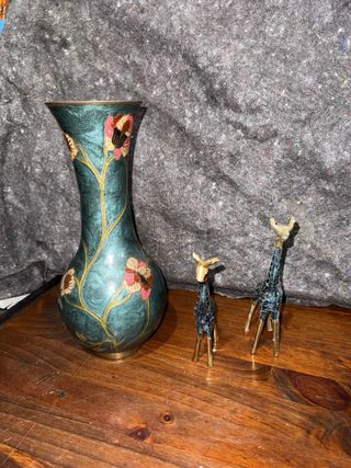 Jarrón de metal con flores