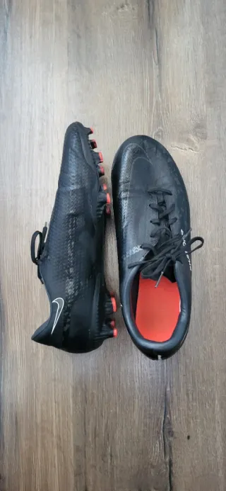 Botas fútbol Nike negras tacos rojos talla 44