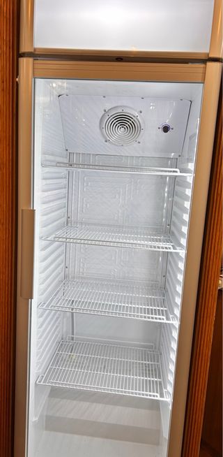 Nevera vertical blanca puerta cristal