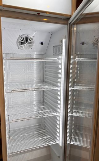 Nevera vertical blanca puerta cristal