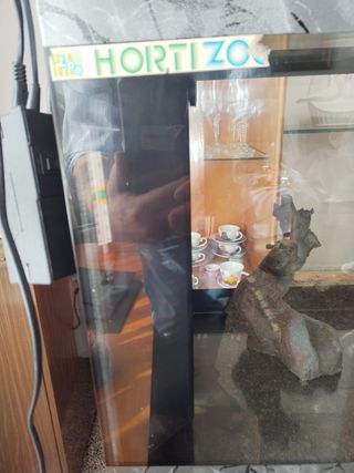 Acuario con mueble y detalles