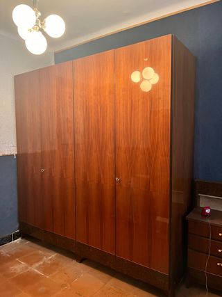 Armario, cama y tocador con espejo