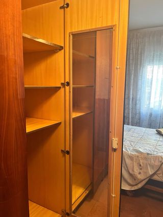 Armario, cama y tocador con espejo