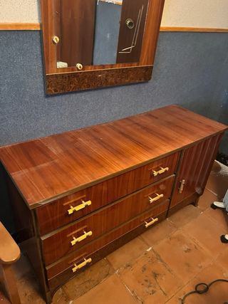 Armario, cama y tocador con espejo