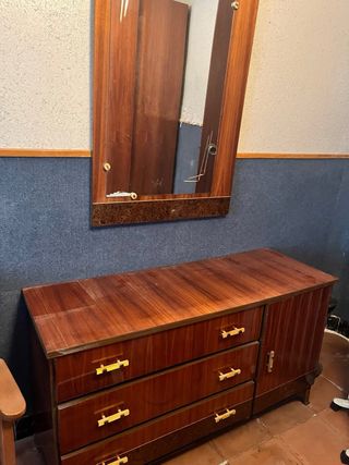 Armario, cama y tocador con espejo