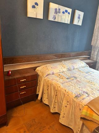 Armario, cama y tocador con espejo