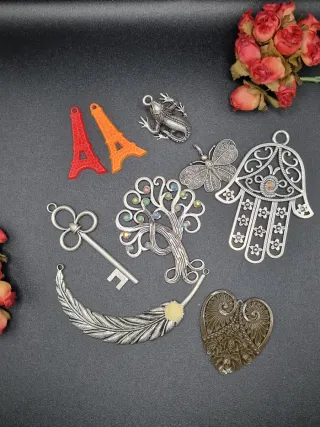 Lotto ciondoli misti metallo e resina