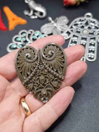 Lotto ciondoli misti metallo e resina