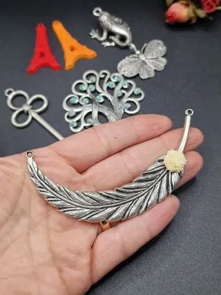 Lotto ciondoli misti metallo e resina