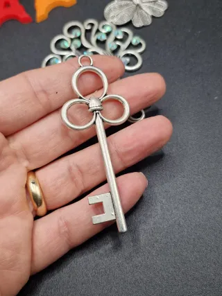 Lotto ciondoli misti metallo e resina