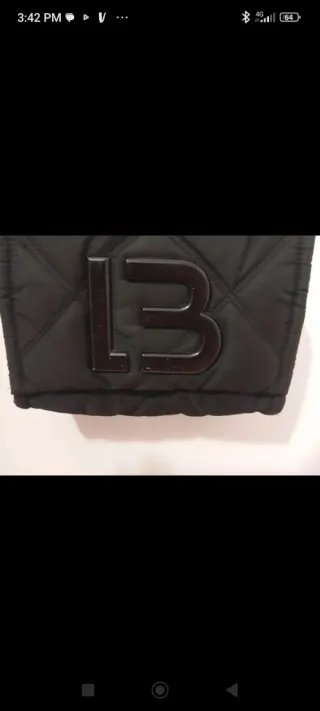 Bolso negro con cadena dorada
