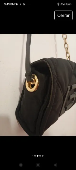 Bolso negro con cadena dorada