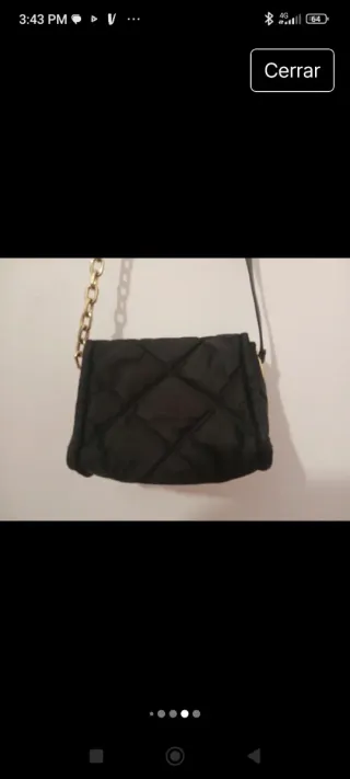 Bolso negro con cadena dorada