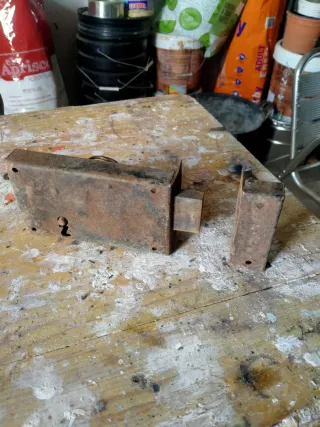 Cerradura antigua con llave