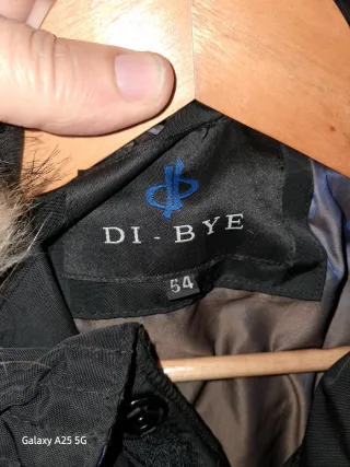 Chaqueta acolchada con capucha y pelo