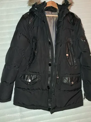 Chaqueta acolchada con capucha y pelo