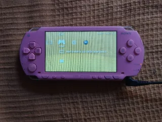PSP Sony Rosa + 5 UMDs + Caricatore