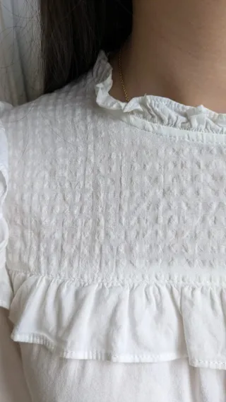 Blusa blanca bordada con volantes