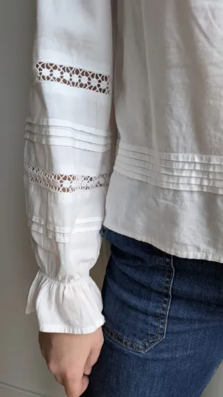 Blusa blanca bordada con volantes