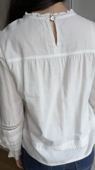 Blusa blanca bordada con volantes