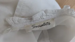 Blusa blanca bordada con volantes