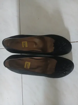 Zapatos de fiesta negros con flor