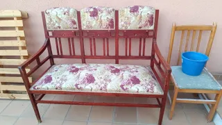 Sillón, asiento, banco antiguo de madera tapizado.