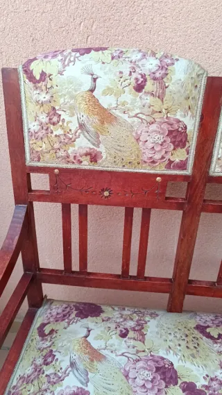 Sillón, asiento, banco antiguo de madera tapizado.