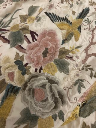 ANTIGUA COLCHA TIPO MANTÓN DE MANILA BORADA A MANO