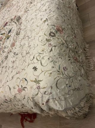 ANTIGUA COLCHA TIPO MANTÓN DE MANILA BORADA A MANO