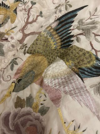 ANTIGUA COLCHA TIPO MANTÓN DE MANILA BORADA A MANO