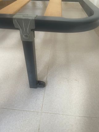 Somier metálico lamas de madera, patas con ruedas