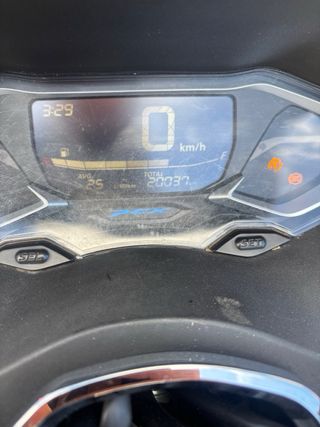 Honda PCX 125cc en negro mate de 2022.